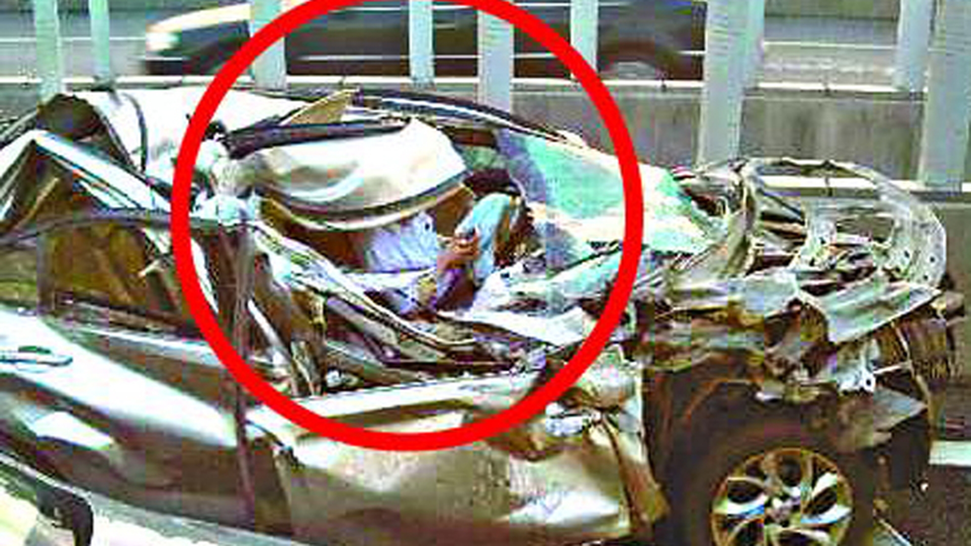 Incredibil! Si-a updatat statusul pe Facebook din mijlocul fiarelor contorsionate: "Hei, tocmai ce am avut un accident"