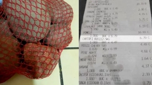 N-o să-ți vină să crezi ce a găsit un buzoian într-un sac de cartofi cumpărat de la supermarket