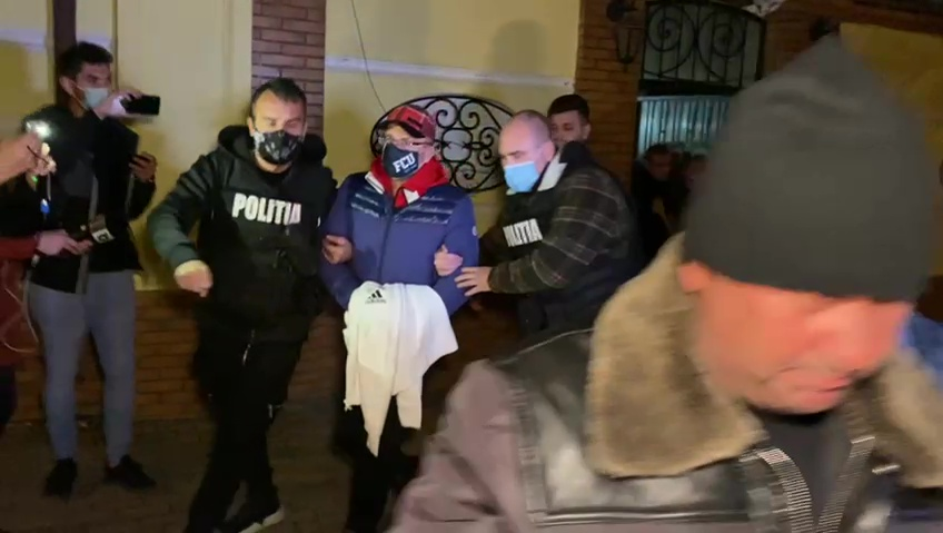 Adrian Mititelu a fost ridicat de polițiști pentru a fi încarcerat