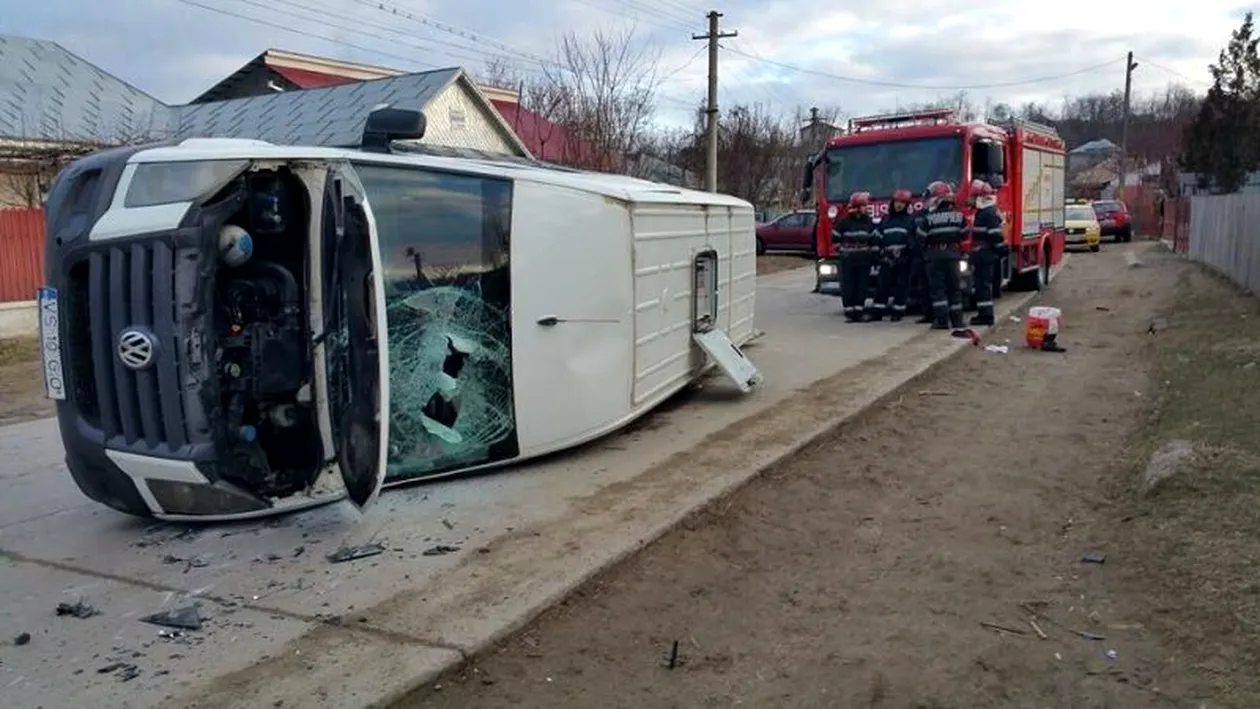 Alertă în Vaslui după ce un microbuz cu 16 pasageri s-a răsturnat pe carosabil