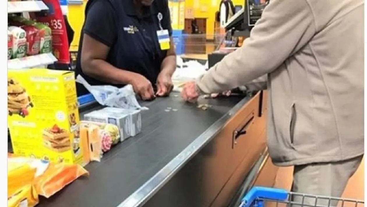 Câți lei primea salariu un român care lucra casier în supermarketurile Carrefour, înainte de instalarea caselor self-pay