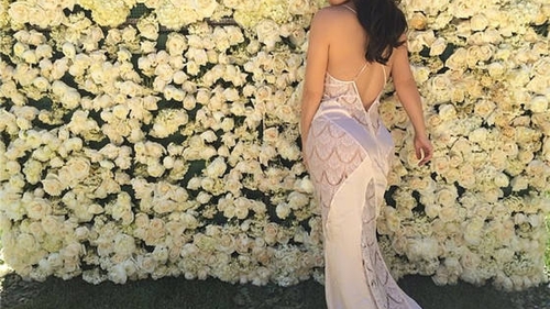 KANYE WEST i-a construit soţiei sale KIM KARDASHIAN un perete din trandafiri albi! Gestul romantic a fost absolut incredibil