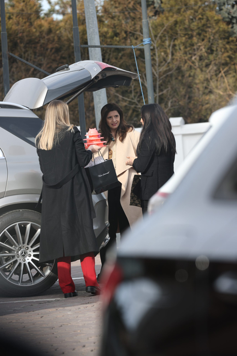 Andra și prietenele sale mai schimbă câteva vorbe înainte de despărțire (Foto: CANCAN.RO)