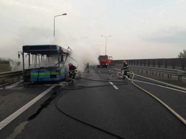 Un autobuz a luat foc pe autostrada Arad-Timișoara!