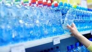 Cât de sănătoasă este apa îmbuteliată în sticle de plastic? Iată clasamentul celor mai periculoase sortimente, care pot duce la cancer!