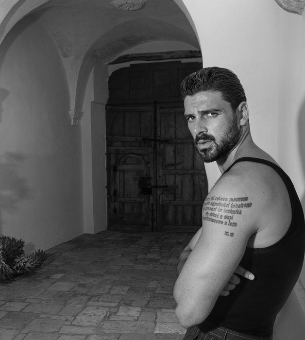 Nikita îl acuză pe Michele Morrone că prostește fete pentru 10.000 €! Se duce la Milano să-l dea în judecată