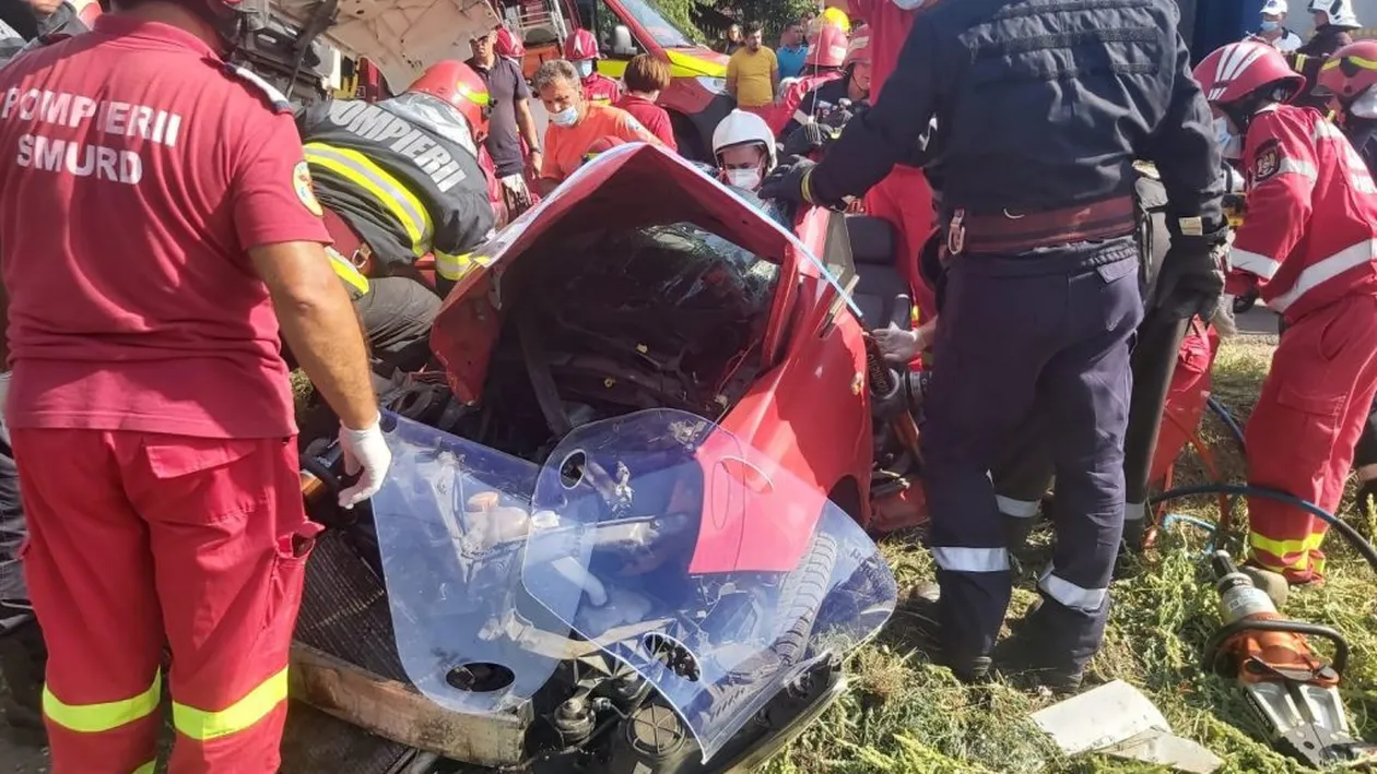 Accident grav în Prahova! Două autoturisme și o autobasculantă au intrat în coliziune. Un copil a fost preluat de elicopterul SMURD