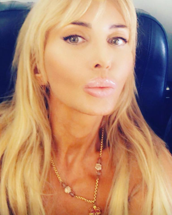 Regina selfie-urilor nu se mai oprește! Postează zi de zi, iar prietenii virtuali sunt în delir!