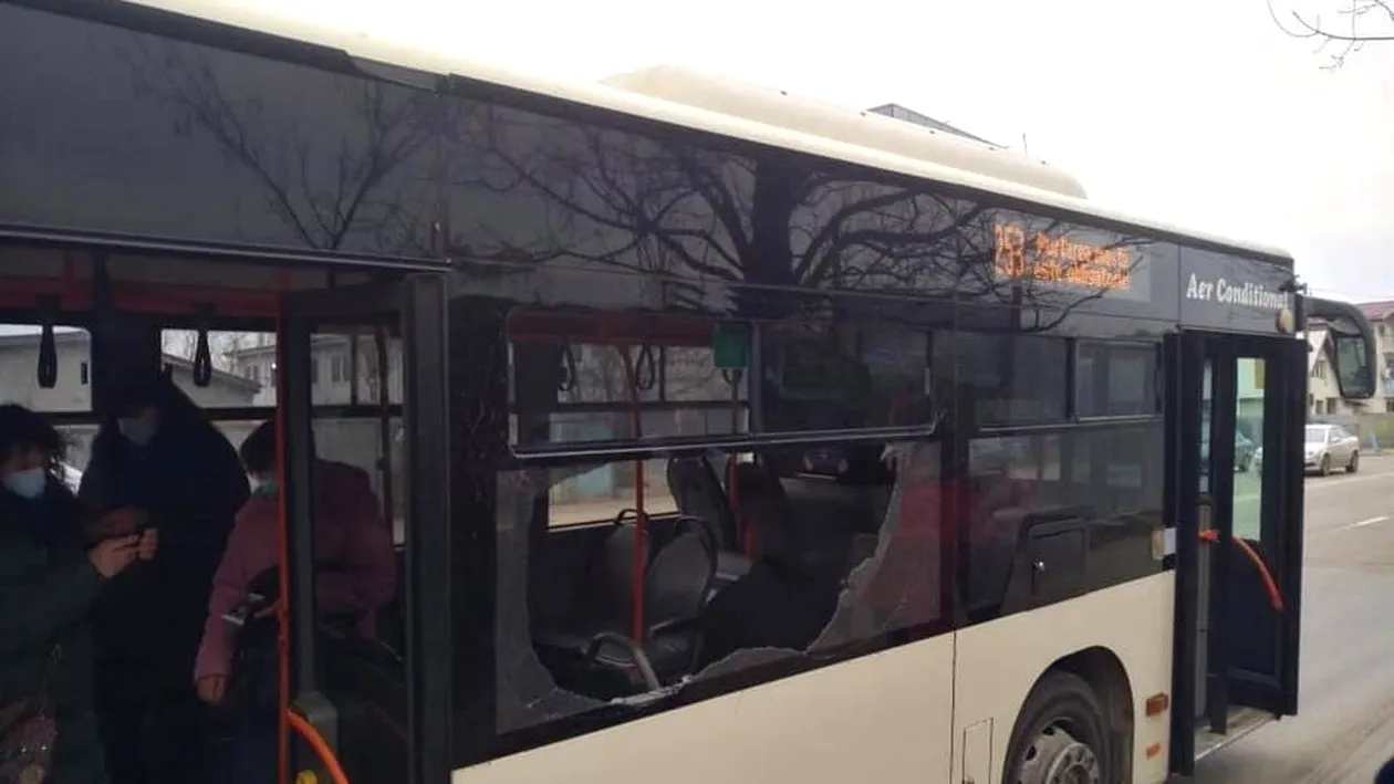 Fereastra unui autobuz din Capitală s-a spart peste călători