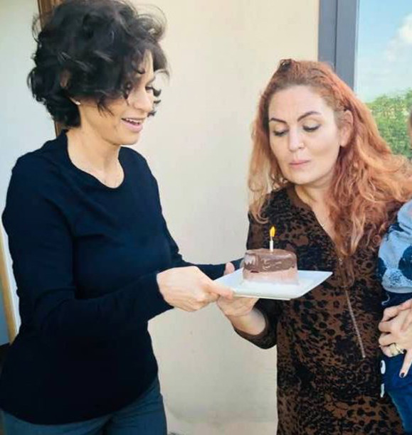 Aşa arată Ramona Bădescu la o săptămână după ce a născut. Alături de ea, Daniela Popa, buna ei prietenă