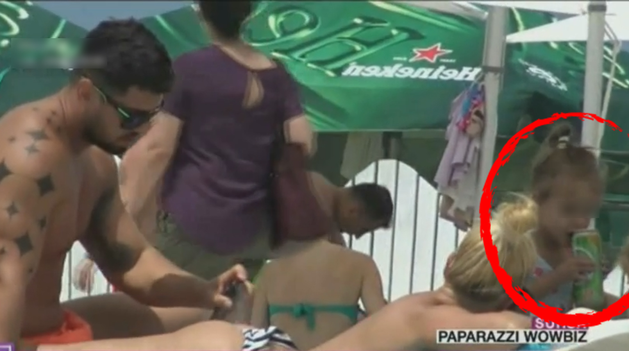 Incredibil! Evelin, fetița de doi ani a Andei Adam, a băut două beri