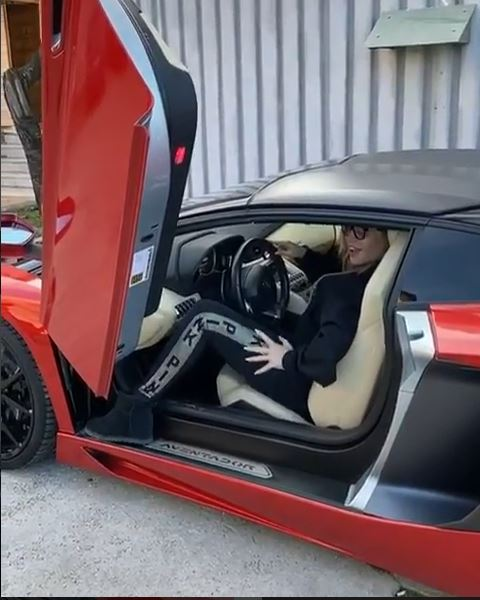 Loredana Groza, dans lasciv în Lamborghini-ul lui Adi Minune. Manelistul i-a dat bolidul pentru o tură prin București | FOTO & VIDEO