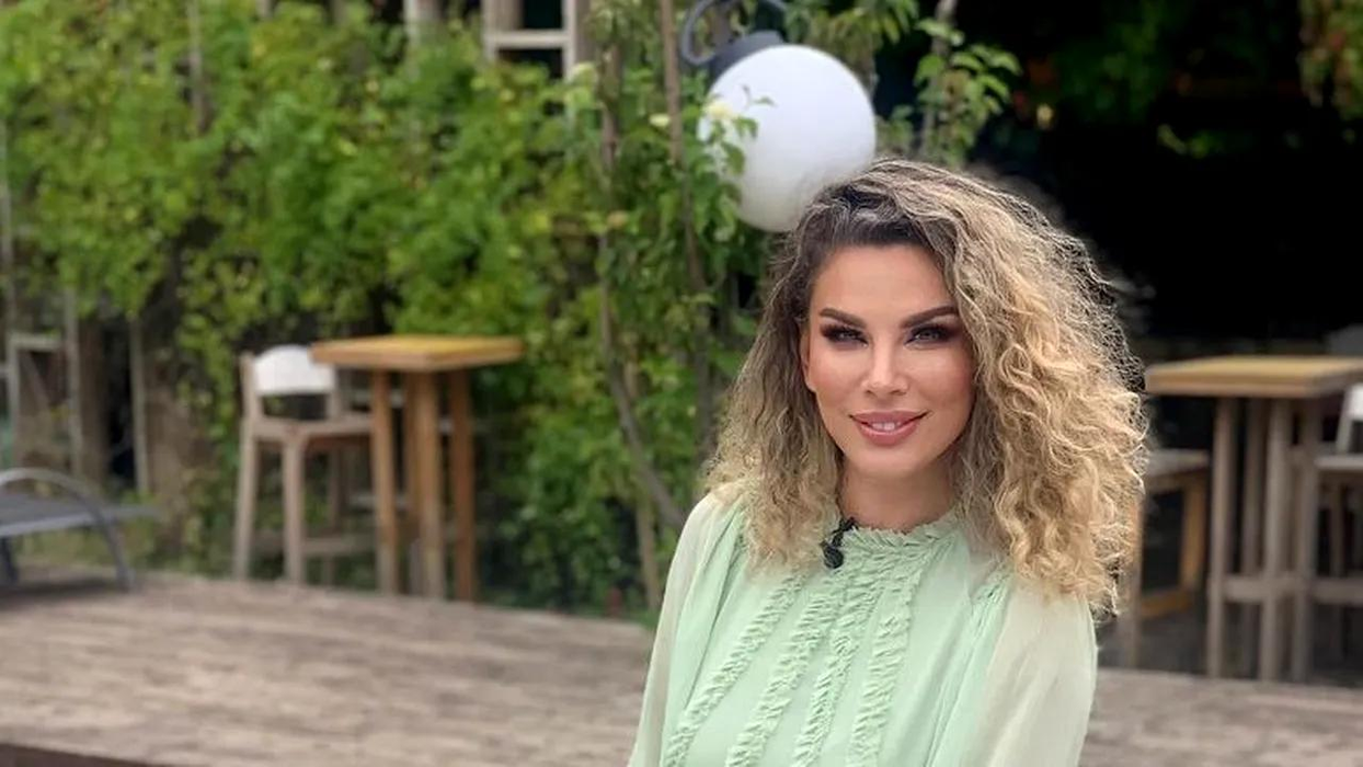 Blondina a luat măsuri preventive înainte ca cei mici să o vadă / Sursa foto: Social media