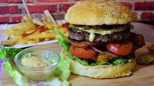 A crezut că e o glumă! Câți lei a plătit un clujean pentru un burger, la un restaurant din Suceava
