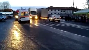 Accident teribil la Sibiu! Trei elevi au fost spulberaţi de un microbuz pe trecerea de pietoni