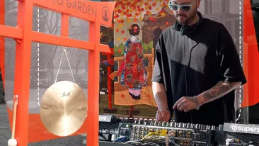 Toată protipendada bucureșteană, duminică, la Casa di David! Japoniaaaa, la Casa di David! Celebrul DJ Dave Andres a pus muzica! IMAGINI TARI!