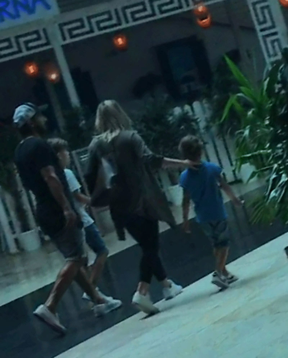 Filipe Teixeira se plimbă prin mall cu soţia şi copiii