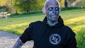 Cum arăta cel mai tatuat om din lume, când era "normal", înainte să-și facă primul desen pe corp. Acum, are 97% din trup acoperit cu tatuaje