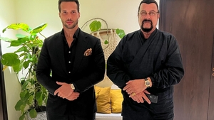 Frații Tate, prieteni la cataramă cu actorul Steven Seagal. Activitățile pe care le fac cei trei împreună