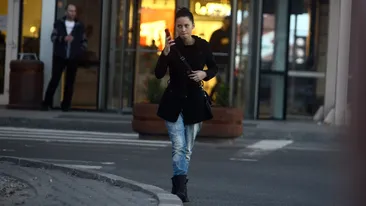 Bomba sexy din videoclipul lui Banica Jr. este o fata modesta si credincioasa: circula cu metroul si merge duminica la biserica!