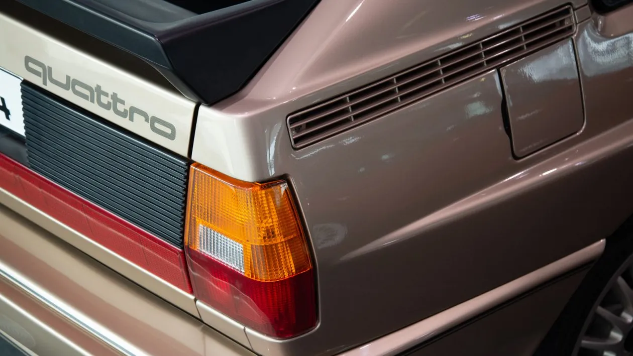 Bancul zilei | Nu pot să ies că a venit soţul iubitei mele