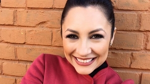 Andra a renunţat la cămaşă şi s-a lăsat pozată! Cântăreaţa e mai sexy ca niciodată