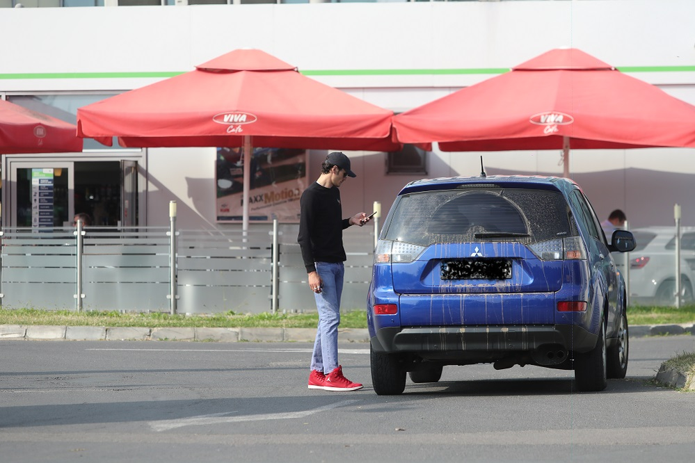 George Burcea, în timp ce butona telefonul