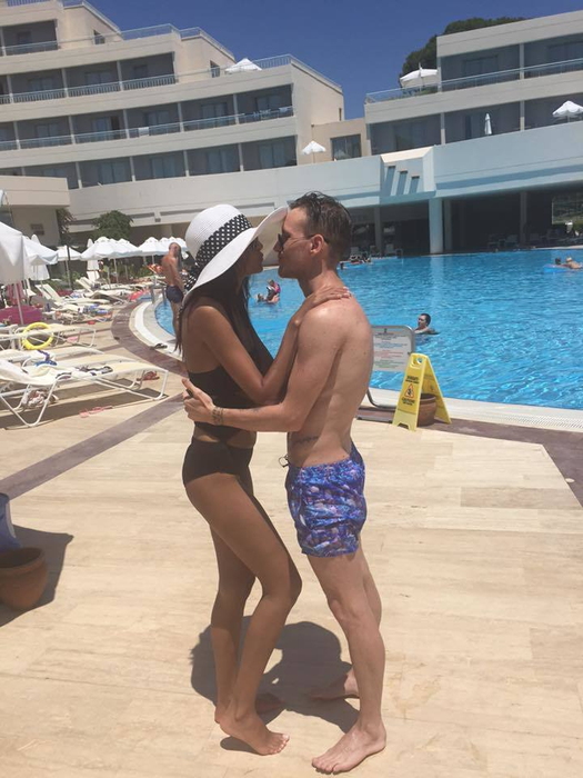 Atenţie! Imagini interzise cardiacilor! ”Bomba-sexy” a lui NICKY s-a dezbrăcat la piscină!