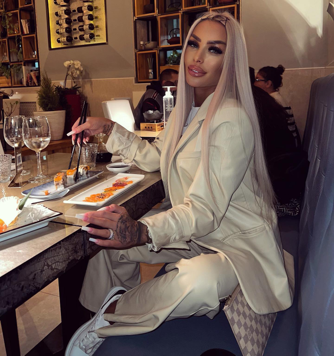Blonda abia asteapta sa devina mama