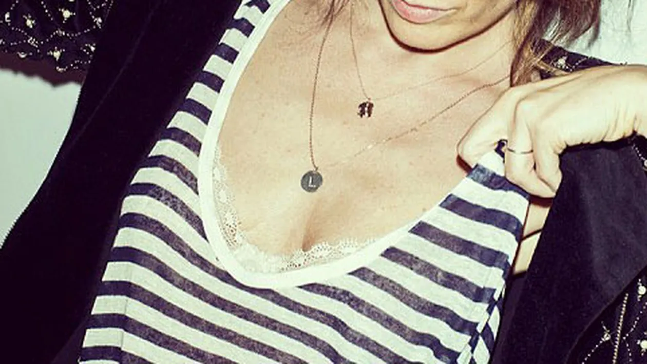 Ce super-vedeta de la noi a avut curaj sa se afiseze cu decolteul asta urias? Este una dintre cele mai stilate de la noi!