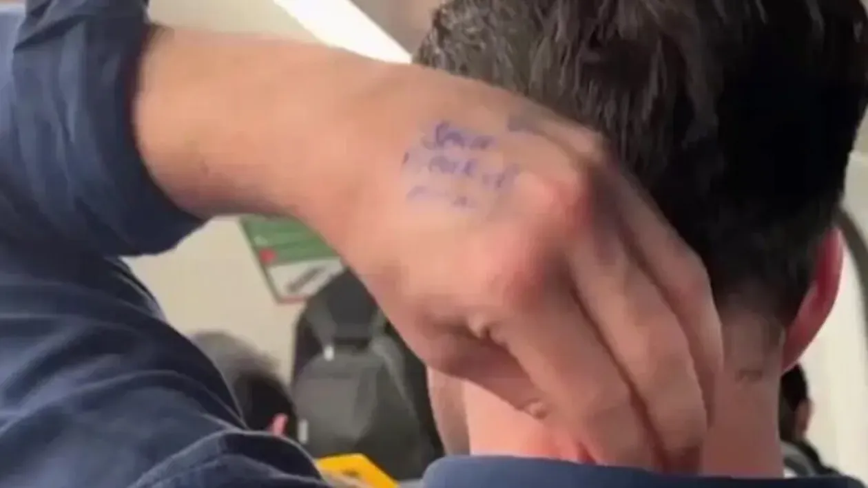 Cel mai laș mod de a-ți părăsi iubita! Cele 3 cuvinte pe care și le-a scris acest tânăr pe mână