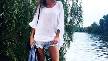 DIANA MUNTEANU a făcut senzaţie pe internet, după ce s-a pozat într-o bluză extrem de scurtă! Ce au văzut fanii