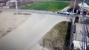 Scene halucinante. Un șofer din Olt a lovit intenţionat o minoră cu maşina | VIDEO