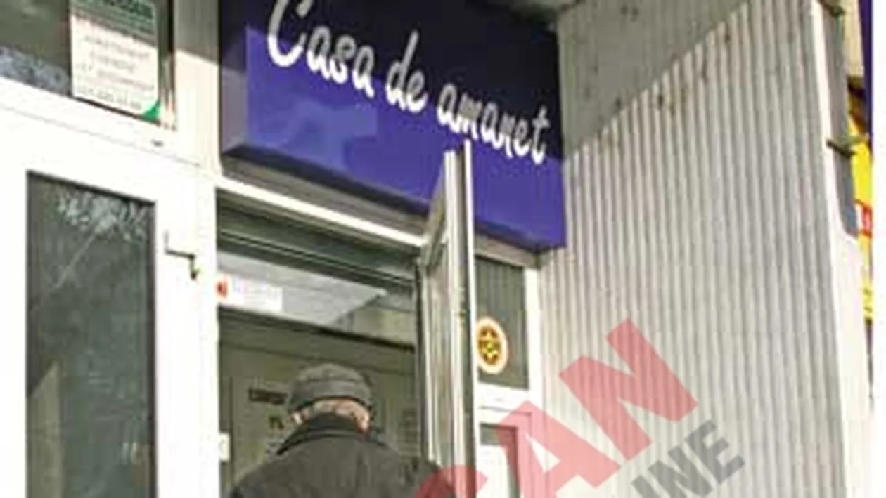 Trei case de amanet, calcate de hoţi