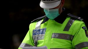 Încă un abuz al Poliției Locale. Gravidă din Iași, amendată de un agent pentru că nu purta corect masa de protecție. “Nu mai puteam să respir!”