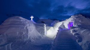 Au rămas muți de uimire! Ce au descoperit niște turiști străini, după ce au vizitat Hotelul de Gheață de la Bâlea Lac
