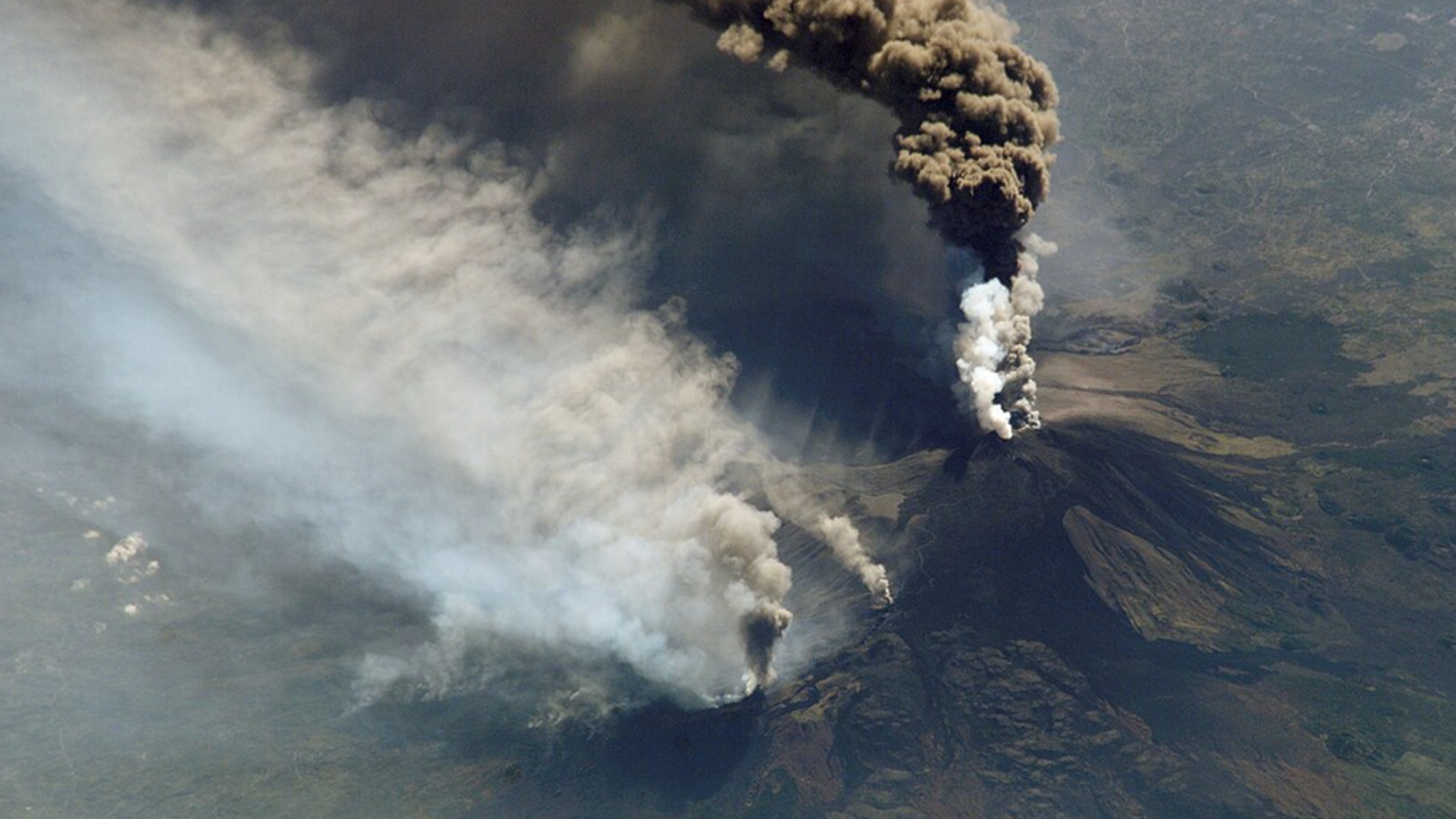 A erupt vulcanul Etna. Ploaie de cenușă în Italia, cum arată mașinile oamenilor