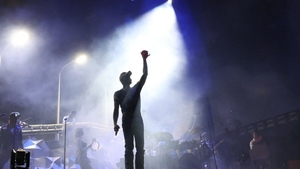 Incident HALUCINANT pe scenă! Un cântăreț renumit a CĂZUT din nou, în timpul concertului: „De ce o face des?”