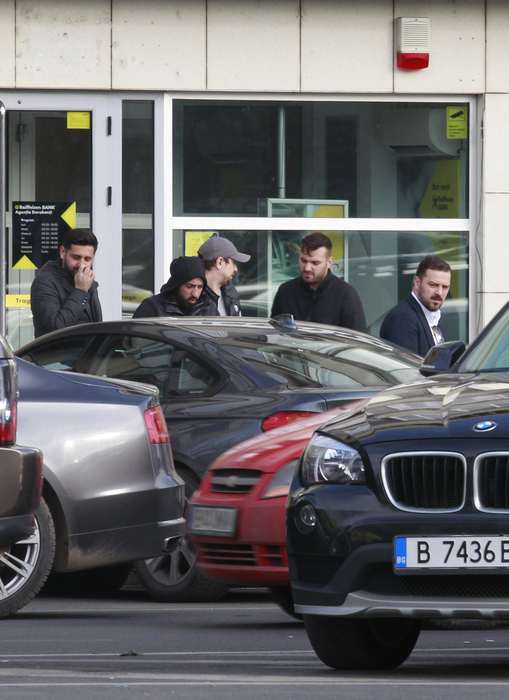 Asta înseamnă să fii şmecher! Nepotul multi-milionar al lui Gigi Becali, păzit de un alai de ”bodyguarzi” la bancă
