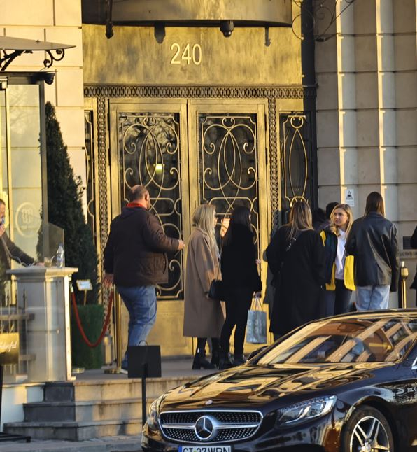 Cum s-a asortat Simona Halep, pentru ieșirea la restaurant (Foto: CANCAN.RO)