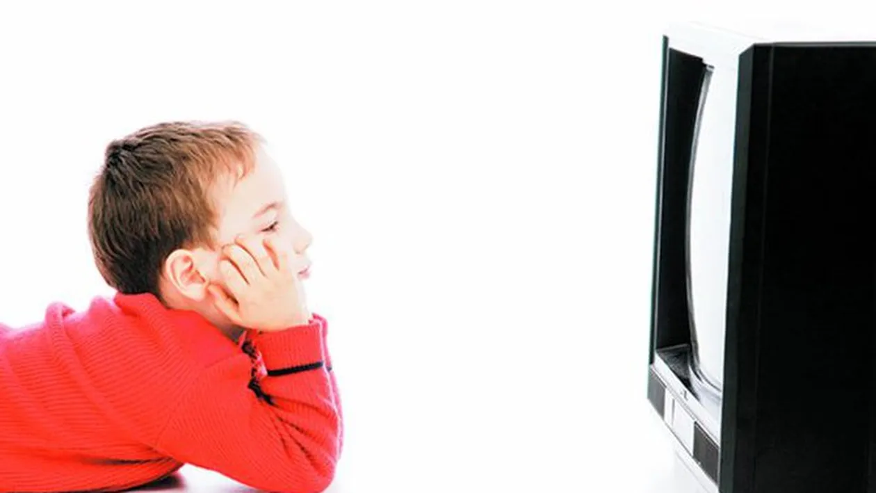 Micii telespectatori imita ce vad la televizor