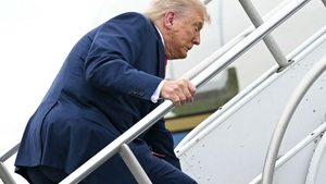 Moment stânjenitor pentru Donald Trump. Președintele american s-a împiedicat în momentul în care urca în avionul prezidențial