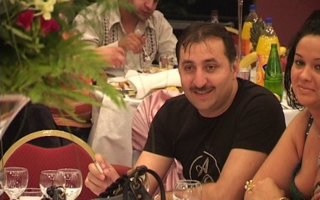 Frații lui Vali Vijelie muncesc pe brânci pentru un colț de pâine