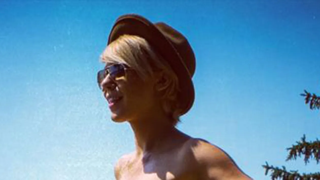 Fanilor le-a crescut tensiunea cand au vazut-o asa! Sore a facut ravagii cu o rochie transparenta! Iata ce s-a observat