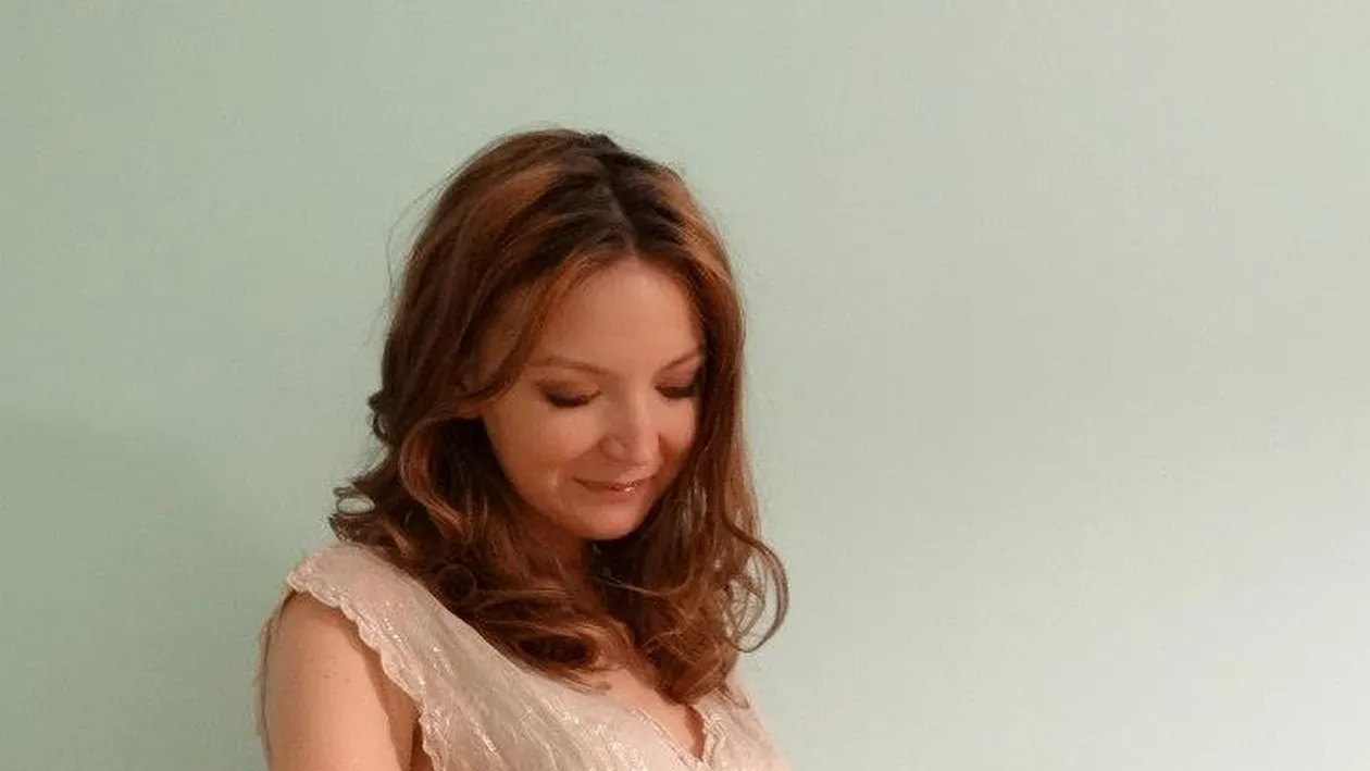 Fiica lui Victor Socaciu, sedinta foto insarcinata! Si-a dezgolit burtica in luna a opta!