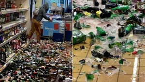 Scene șocante într-un supermarket. O femeie a spart 500 de sticle de alcool