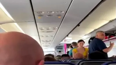 VIDEO Reacția românilor nemulțumiți că avionul care trebuia să-i ducă în Sardinia a aterizat de urgență la Roma