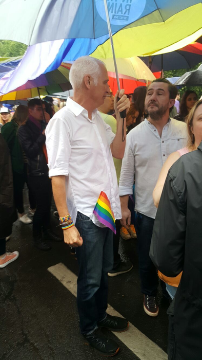 Mii de oameni au pornit la pas prin ploaie spre Piaţa Victoriei, acolo unde se va încheia Marşul Diversităţii