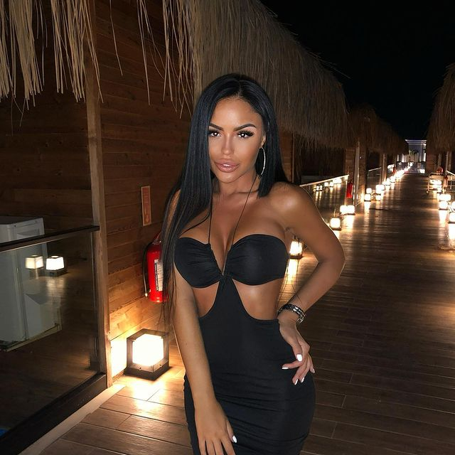 Are picioare lungi și pielea super bronzată și-ai vrea să o găsești acasă!