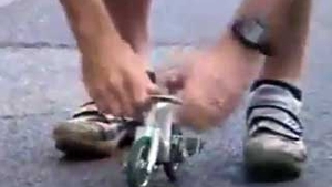 Daca iti zicem ca un biciclist a reusit sa mearga pe o bicicleta de 10 centimentri nu crezi EVER! Vezi video asta si convinge-te singur - E fabulos!